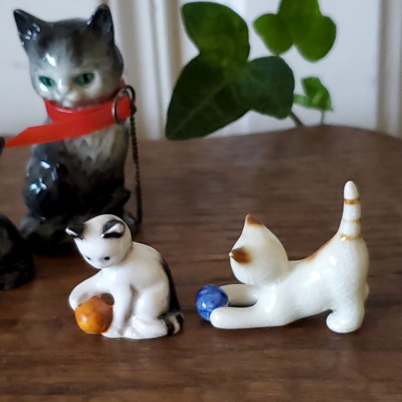 ボールで遊ぶ猫のフィギュリン/ゲーベル社 | リボンときどきネコ