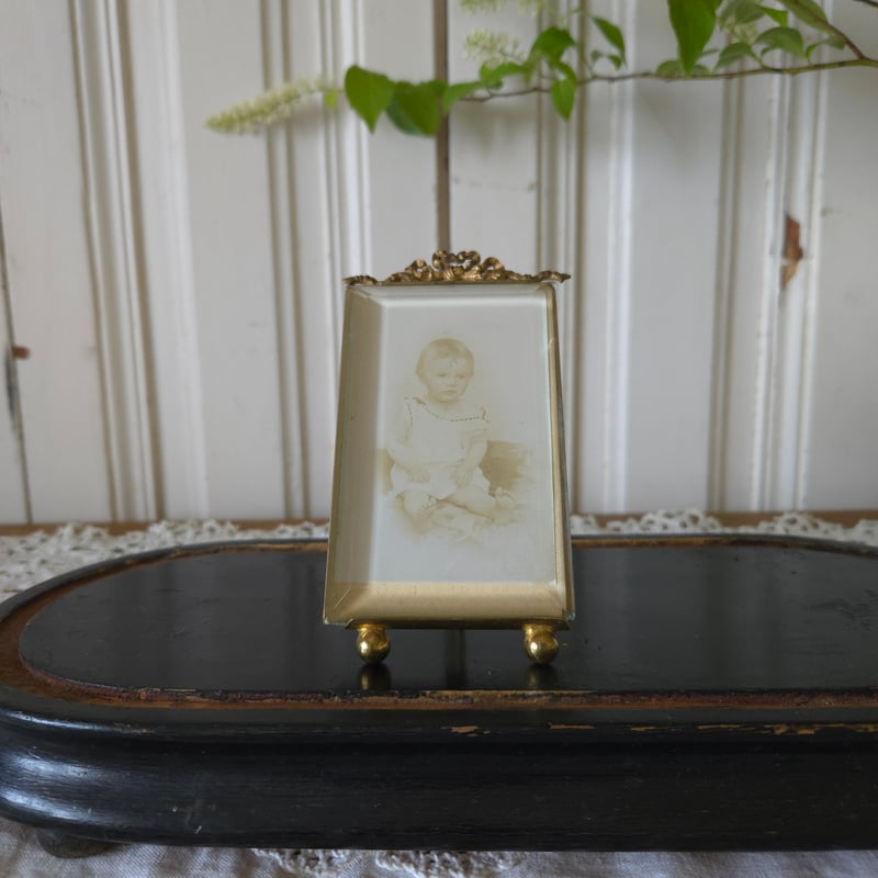 真鍮リボン ガラスフォトスタンド フランスアンティーク フランス アンティーク 真鍮 リボンのオルモル装飾 フォト