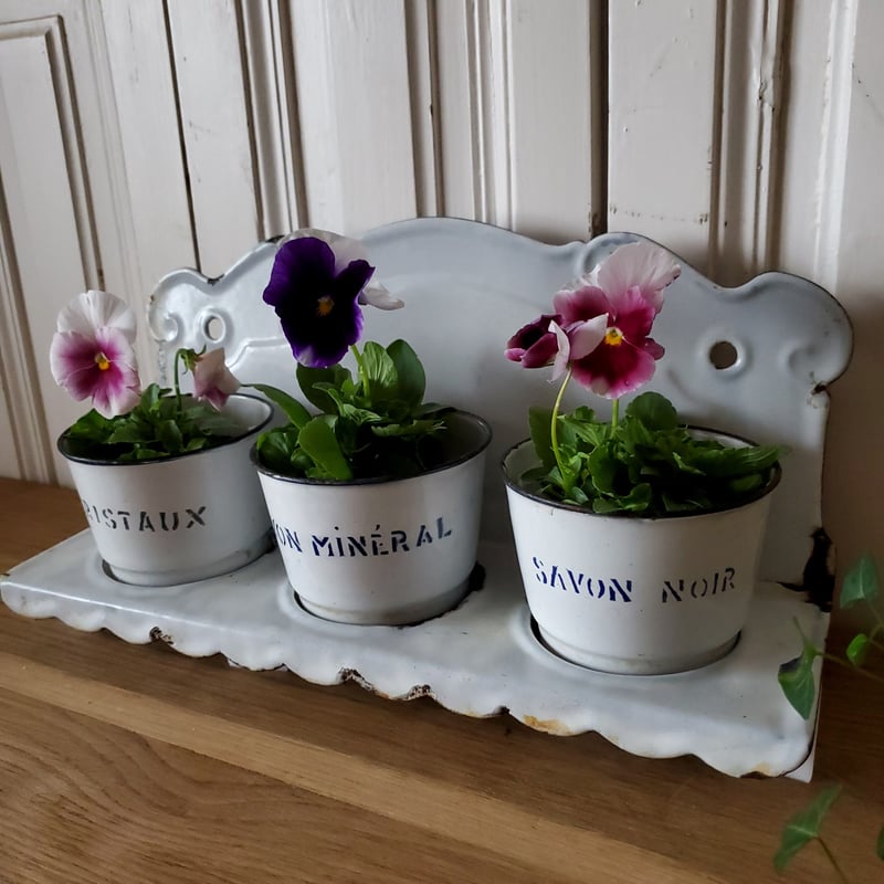 スカラップがかわいいホーローサボンラック | リボンときどきネコ