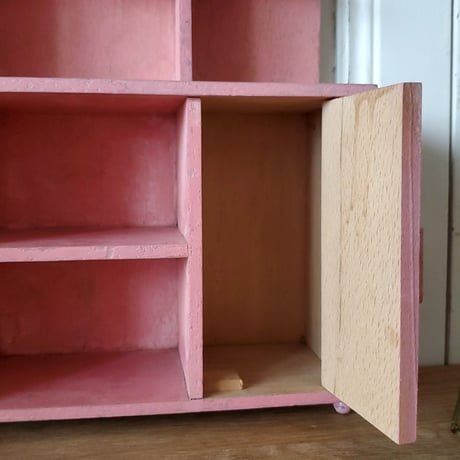 お人形用ピンクのキャビネット