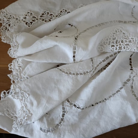 リネン刺繍のテーブルクロス