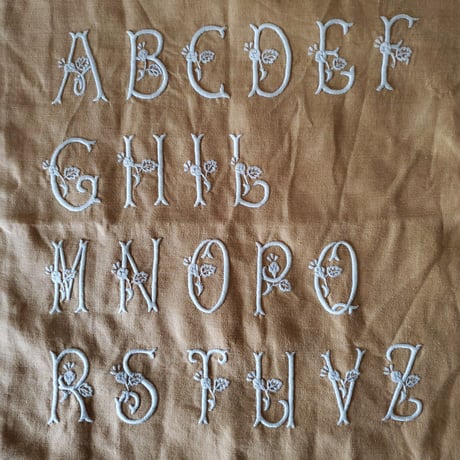 モノグラム刺繍の麻クッションカバー