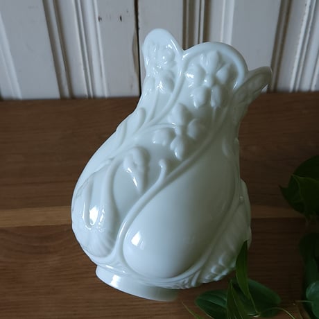 オパリングラス白鳥レリーフの花瓶