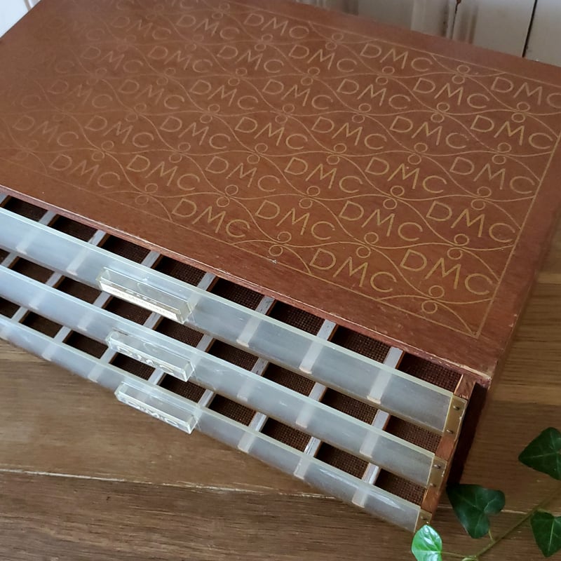 フランス　アンティーク　DMC 販売促進　什器　スプールキャビネット　ベル柄 DMC 木製スプールキャビネット - 薔薇と天使のアンティーク