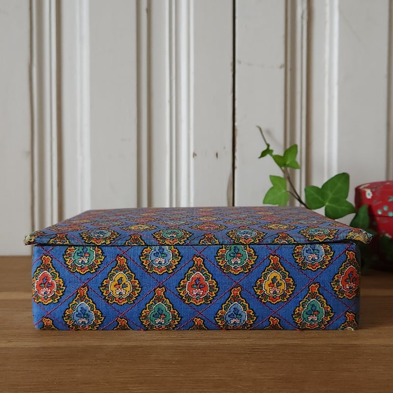 ヴィンテージ正方形のカルトナージュボックス | リボンときどきネコ