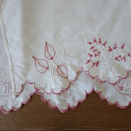 手刺繍のシェルフ飾り
