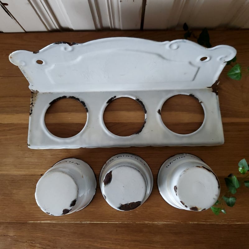 スカラップがかわいいホーローサボンラック | リボンときどきネコ