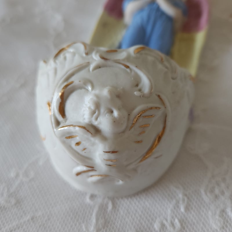 祈りを捧げる天使の聖水盤 | リボンときどきネコ