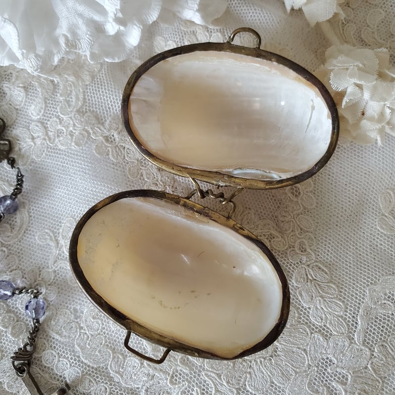 マザーオブパールのケースとロザリオ | リボンときどきネコ