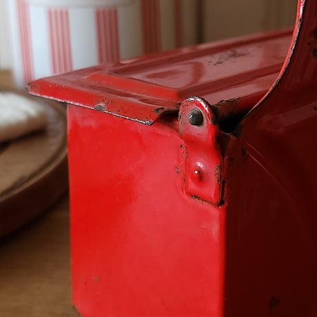 エトワール社 赤いアリュメット缶