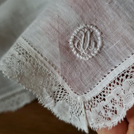 モノグラム刺繍入りシンプルハンカチ