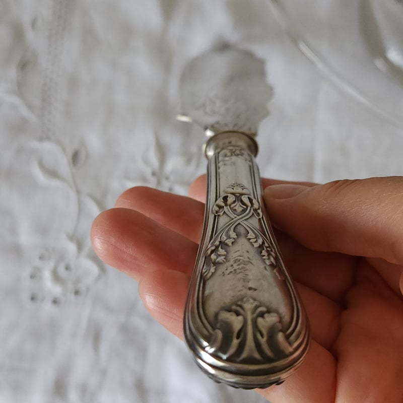 スズランレリーフのケーキナイフ | リボンときどきネコ