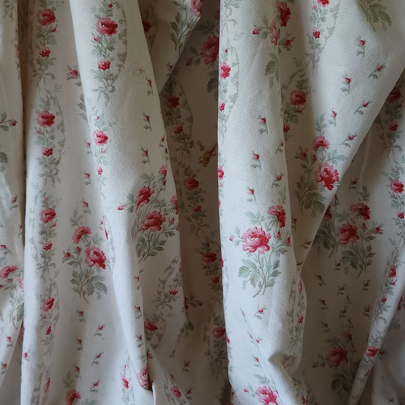 ローズ柄フレンチファブリックのカーテン | リボンときどきネコ