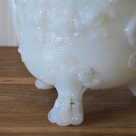 オパリンガラス天使レリーフの花瓶