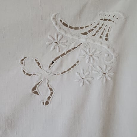 花かご手刺繍のクロス