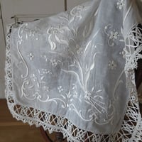 ぷっくり手刺繍のテーブルセンター