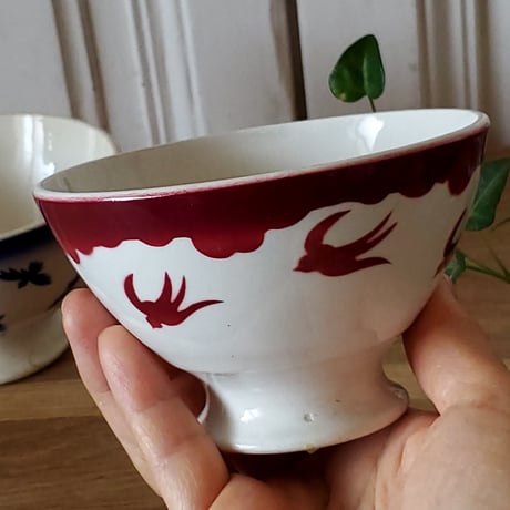ツバメ柄赤の小さめカフェオレボウル