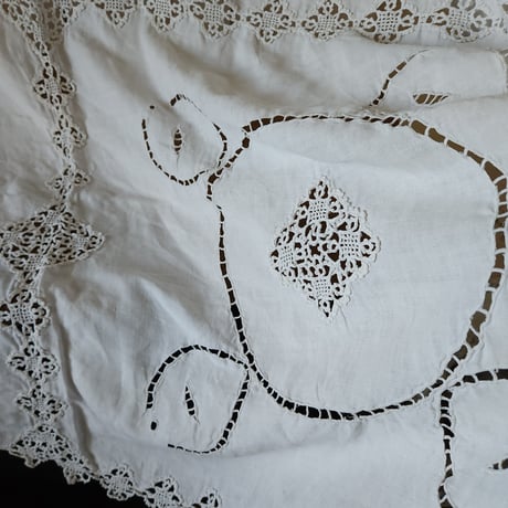 リネン刺繍のテーブルクロス