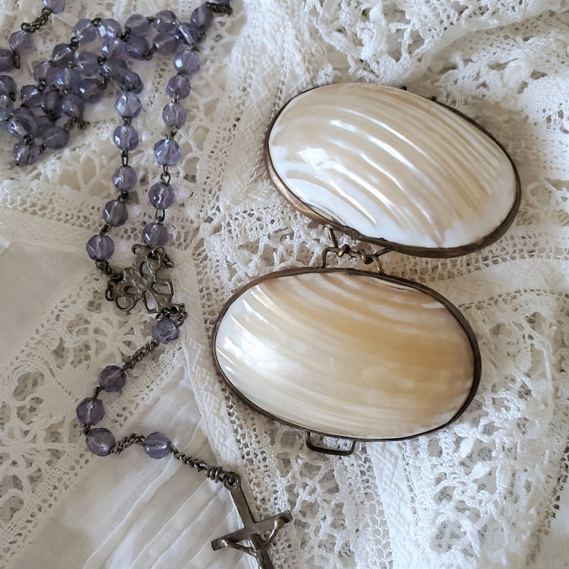 マザーオブパールのケースとロザリオ | リボンときどきネコ