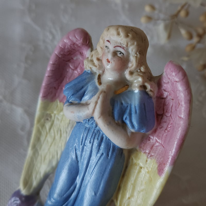 祈りを捧げる天使の聖水盤 | リボンときどきネコ