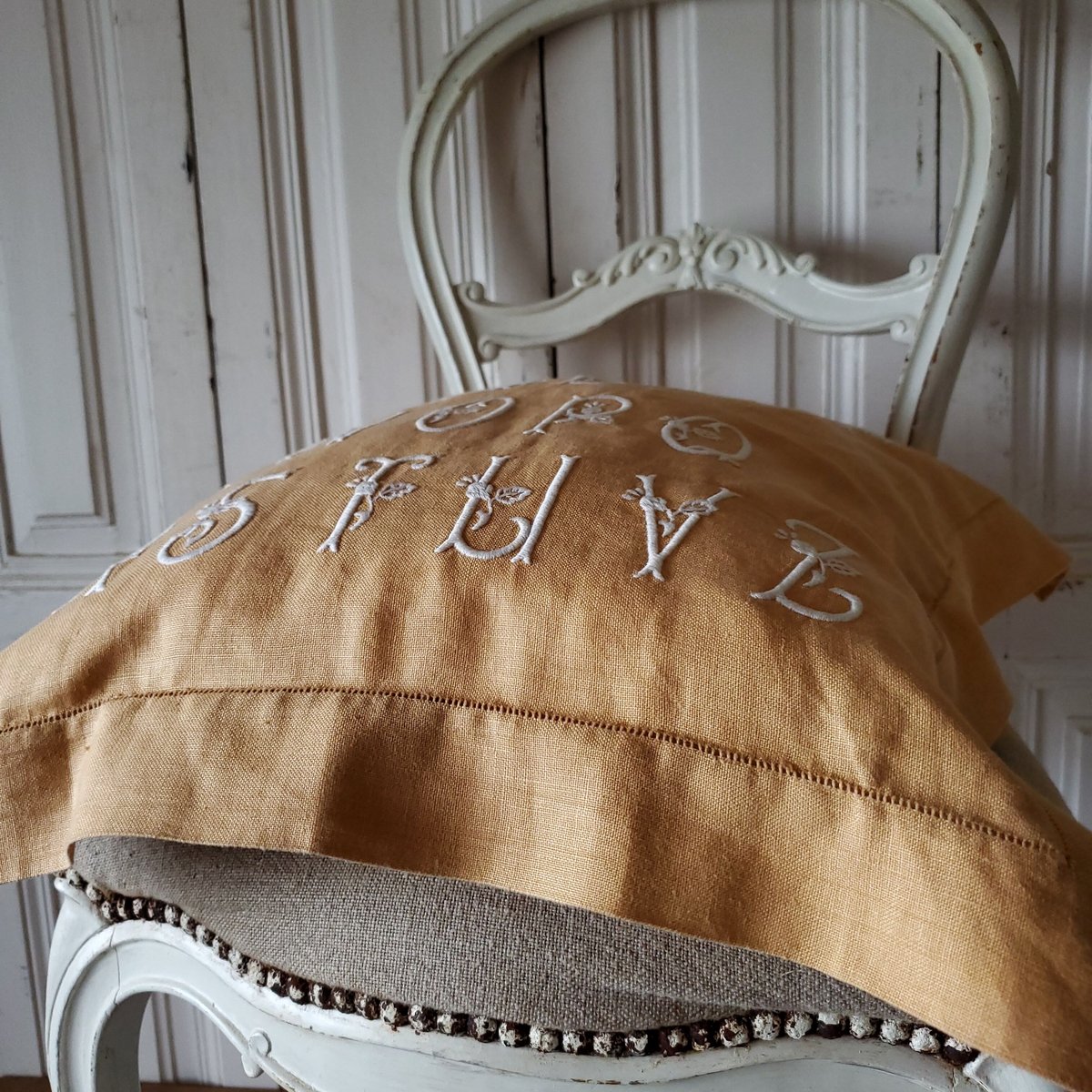 ★ヨーロッパアンティーク★MCモノグラム刺繍クッション★ d684402248784f63910df70b76adc1