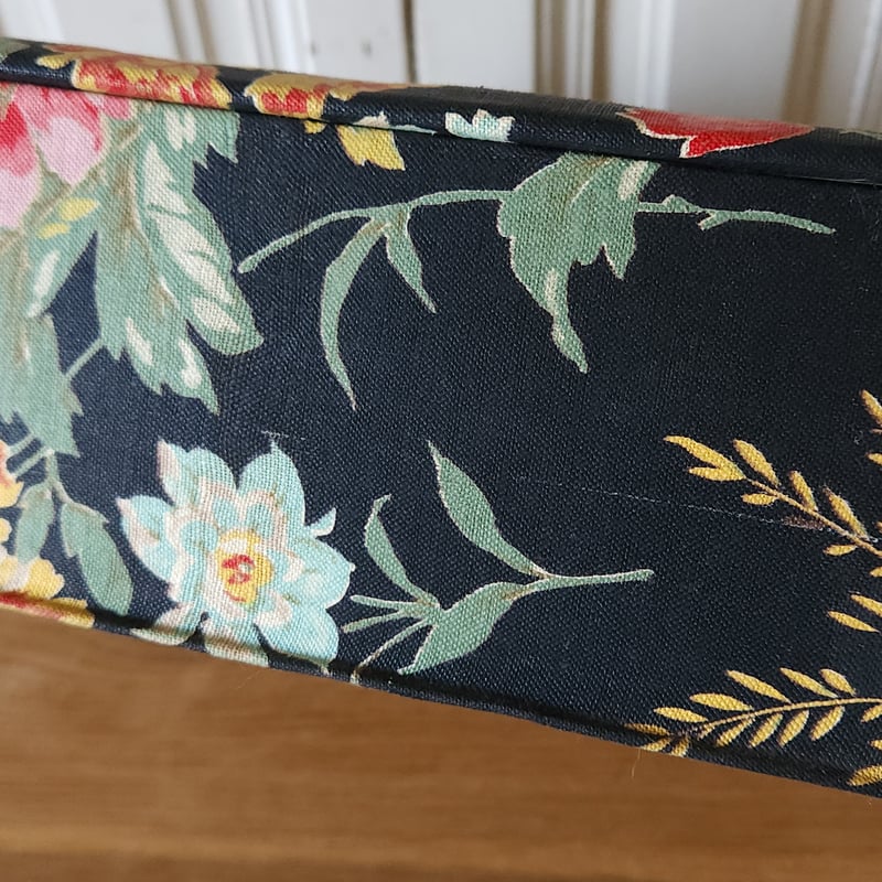 黒の花柄カルトナージュのお裁縫箱 | リボンときどきネコ