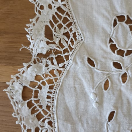 カットワークのキッチンパネル