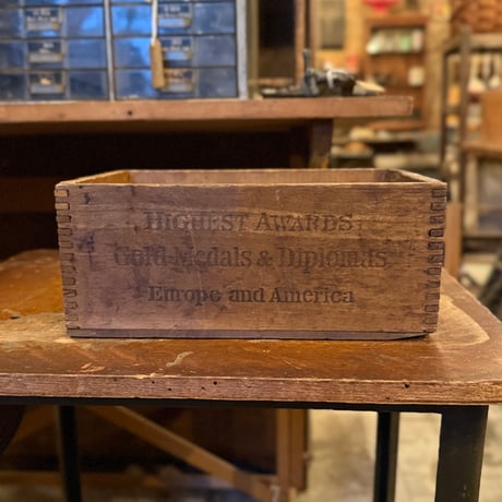 WALTER BAKER & Co. WOOD BOX