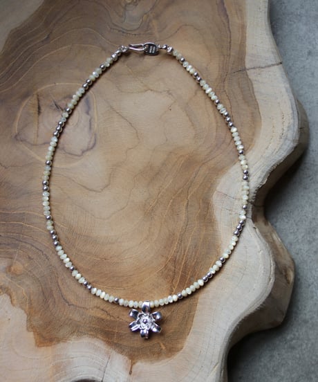 Flower×Mother of pearl short necklace(MA-N-48)