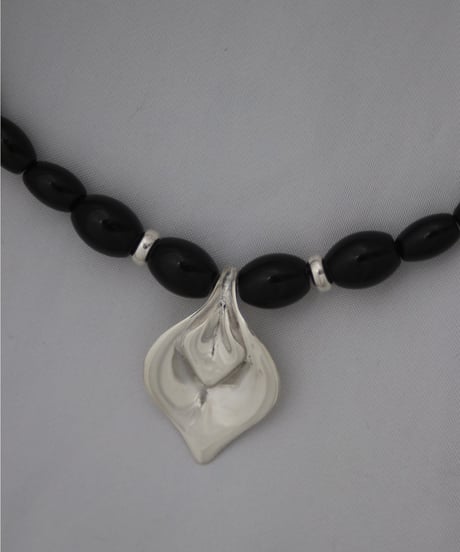 Onyx calla lily necklace(MA-N-59)