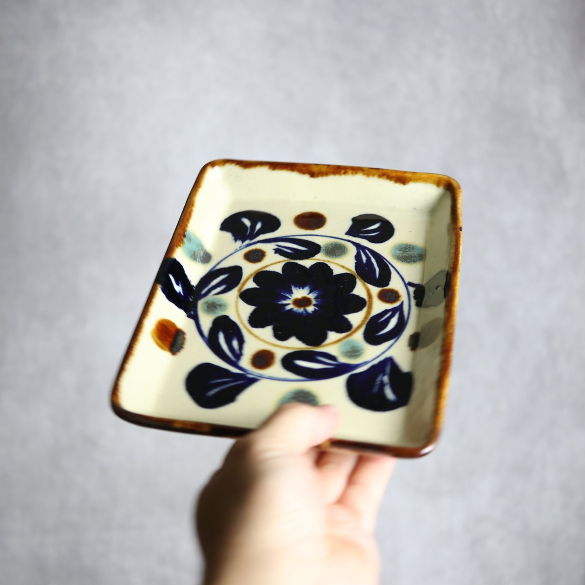 角皿1 菊花紋 やちむん 陶器 エドメ陶房:7201007 | MADE IN OKINAWA