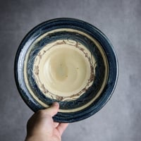 7寸皿1 呉須釉 掻落 唐草 やちむん 陶器 北窯 宮城正享工房:7005007 ※重い