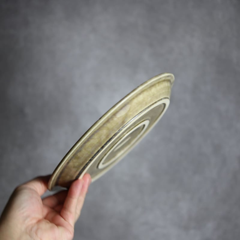 7寸プレート1 オリーブグリーン 縞 フラット やちむん 陶器 cerca
