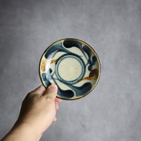4寸皿 唐草 紺 茶 やちむん 陶器 陶芸こまがた:7006081