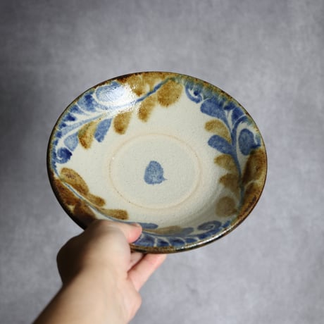 7寸皿1 飴 呉須釉 唐草 やちむん 陶器 榮一工房:7013019