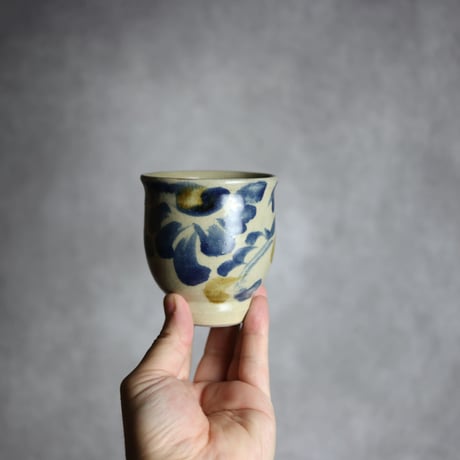 湯呑S1 飴 呉須釉 菊花唐草 やちむん 陶器 北窯 松田米司工房:7003020