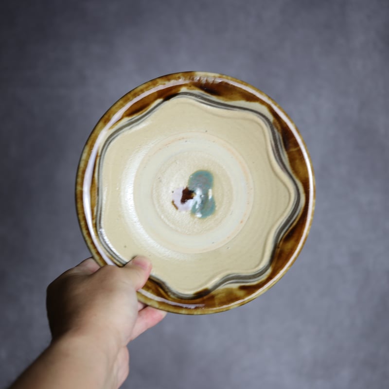 6寸皿2 飴釉 櫛描 やちむん 陶器 北窯 宮城正享工房:7005006 | MADE IN