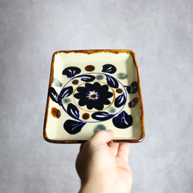 角皿1 菊花紋 やちむん 陶器 エドメ陶房:7201007 | MADE IN OKINAWA