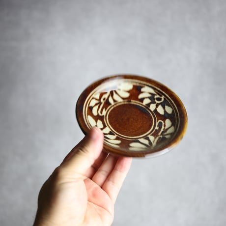 4寸皿 飴釉 蝋抜 菊紋唐草 やちむん 陶器 真南風工房:7011002