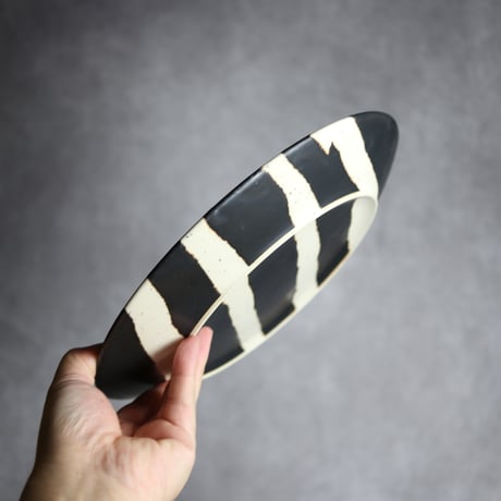 モノクロ皿 シマ 大② やちむん 陶器 陶factory509:7017024