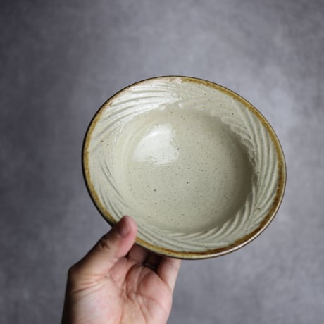 5.5寸リム鉢 シノギ 白 クバ紋 やちむん 陶器 陶芸こまがた:7006079