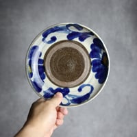 6寸皿2 飴 呉須 菊花唐草紋 やちむん 陶器 漂窯:7010006