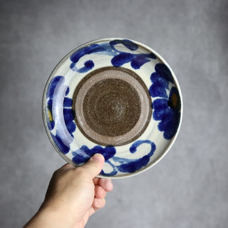 6寸皿2 飴 呉須 菊花唐草紋 やちむん 陶器 漂窯:7010006