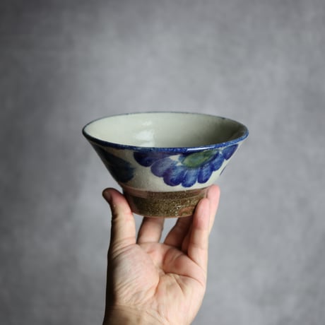 4.5寸マカイ1 呉須 緑釉 菊花双葉紋 やちむん 陶器 漂窯:7010025