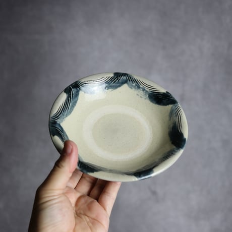 5寸皿1 呉須釉 櫛描 波紋 やちむん 陶器 百草陶房 : 7032005