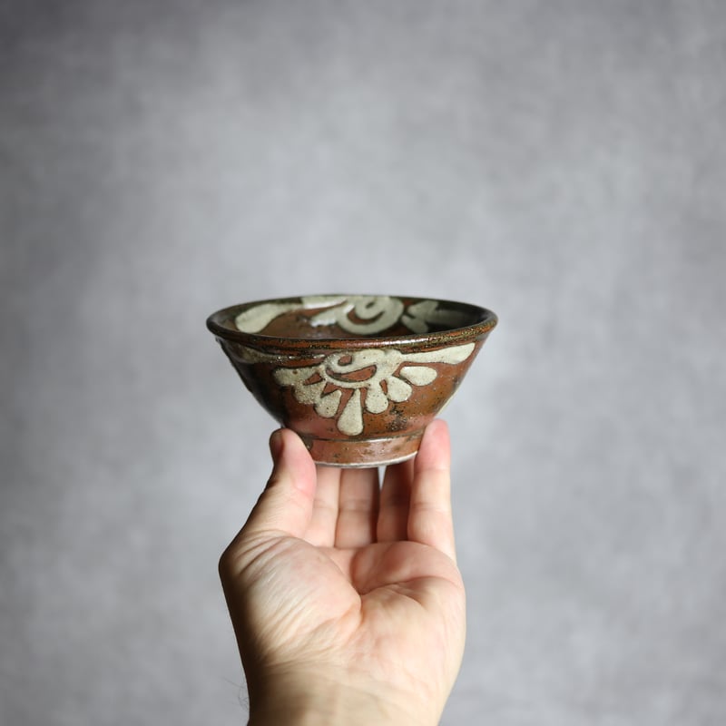 3.5寸マカイ2 白イッチン 菊花紋 やちむん 陶器 北窯 宮城正享