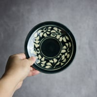 5寸皿 呉須釉 蝋抜 菊紋唐草 やちむん 陶器 真南風工房:7011003