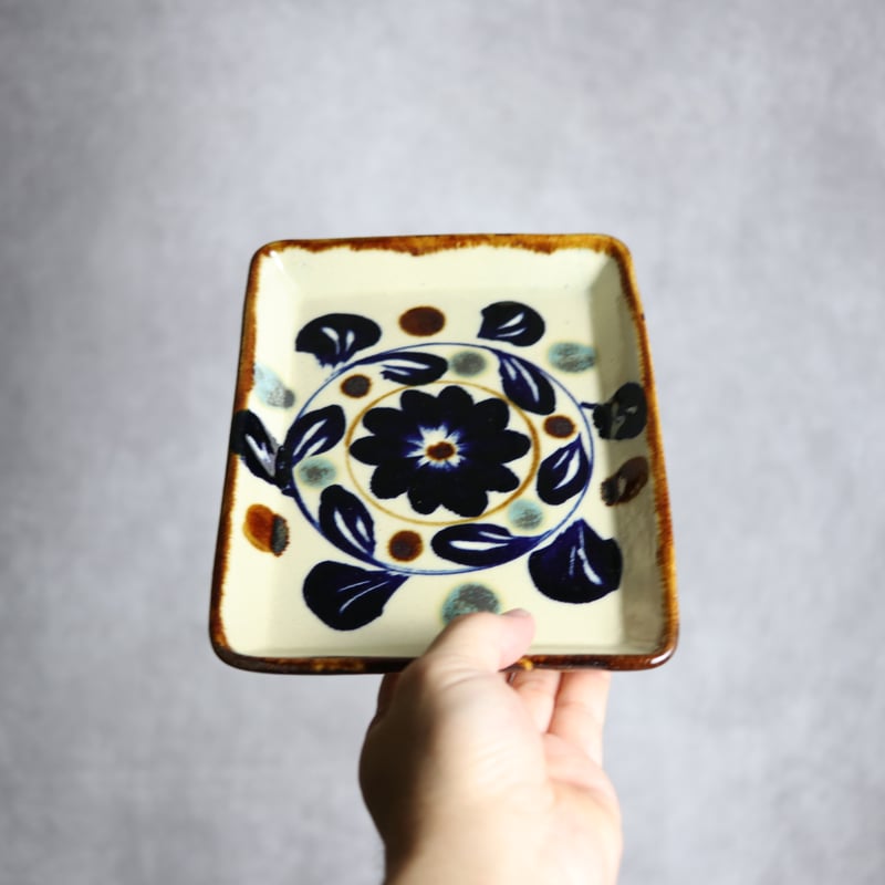 角皿1 菊花紋 やちむん 陶器 エドメ陶房:7201007 | MADE IN OKINAWA