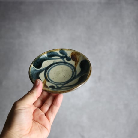 4寸皿 唐草 紺 茶 やちむん 陶器 陶芸こまがた:7006081