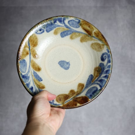7寸皿1 飴 呉須釉 唐草 やちむん 陶器 榮一工房:7013019